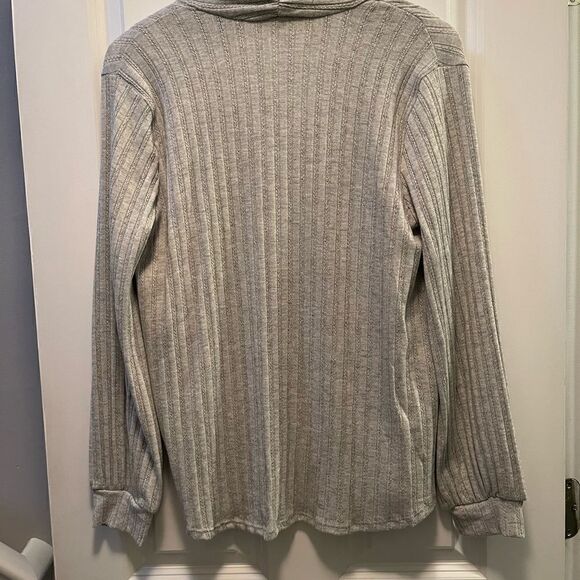NWT Ces Femme grey ribbed v-neck pullover top Size L - Picture 2 of 8